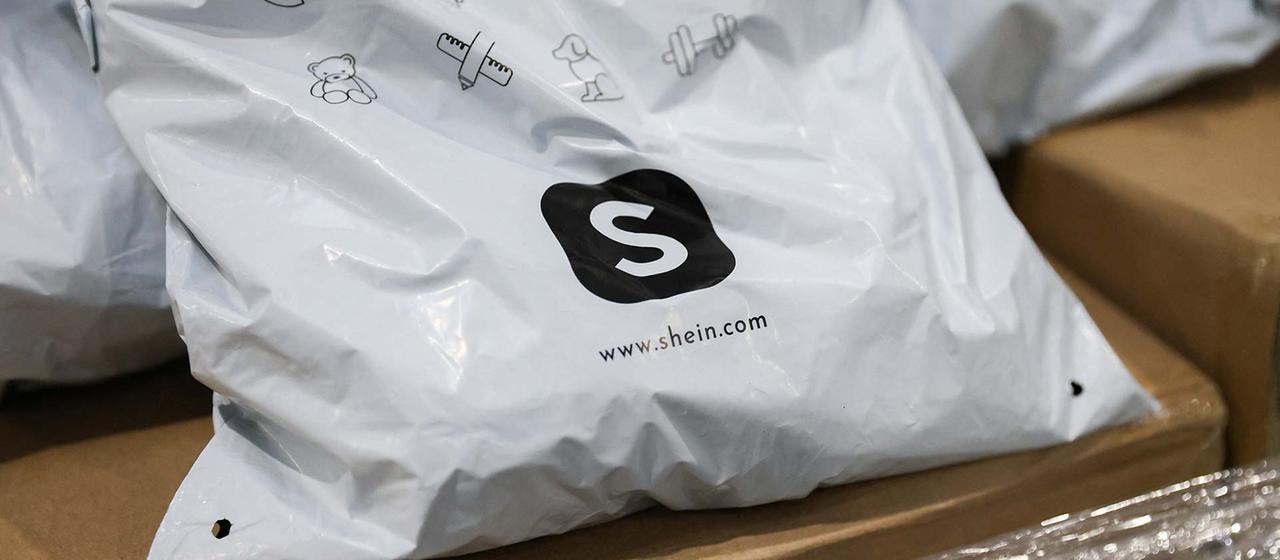 Päckchen mit Shein Logo.
