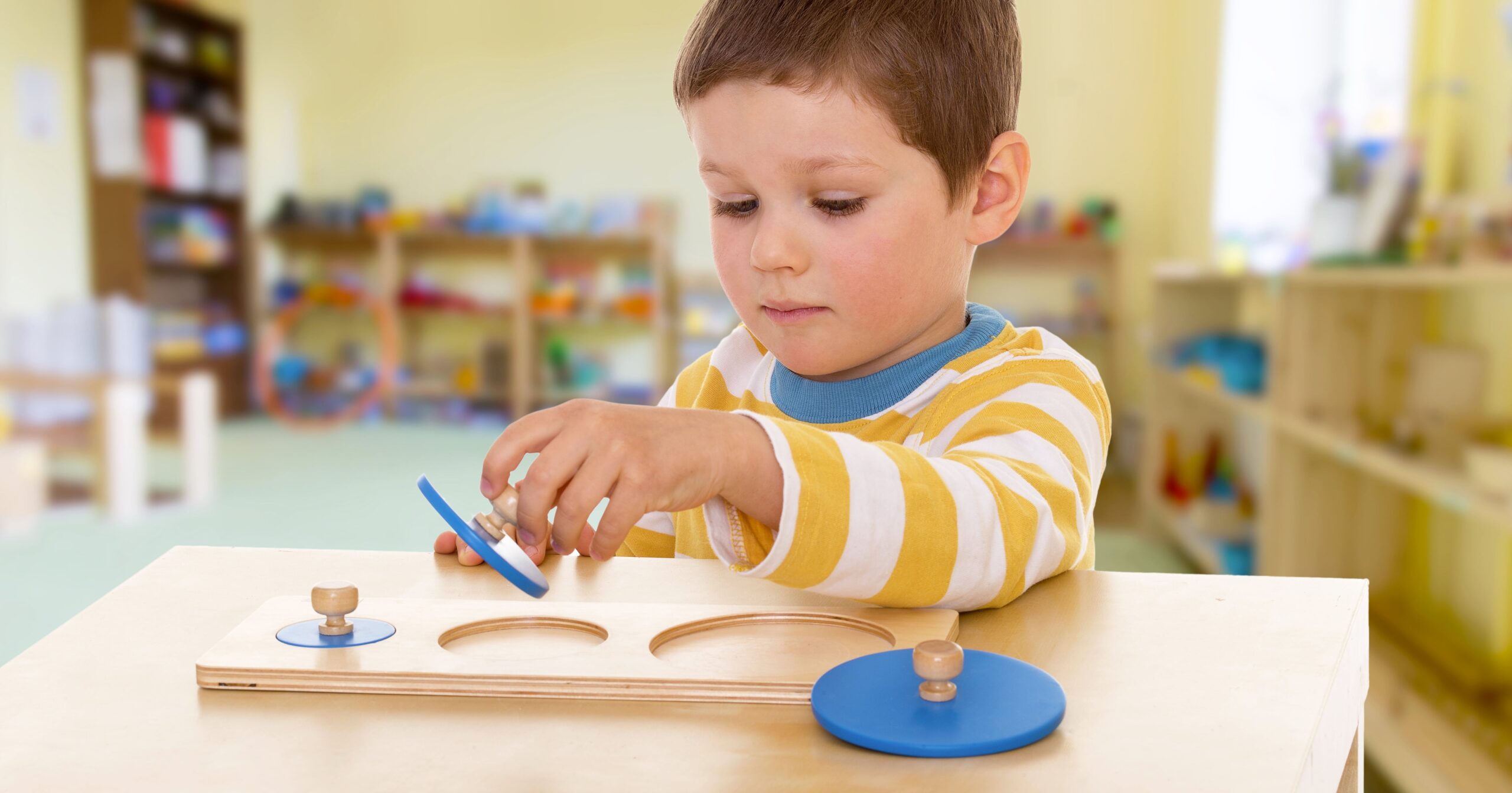 Montessori et le mobilier qui aide les enfants à grandir