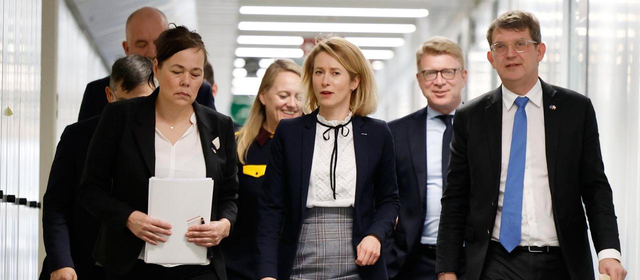 Vertreter der EU, Grönlands und Dänemarks vor einem Treffen in Brüssel.