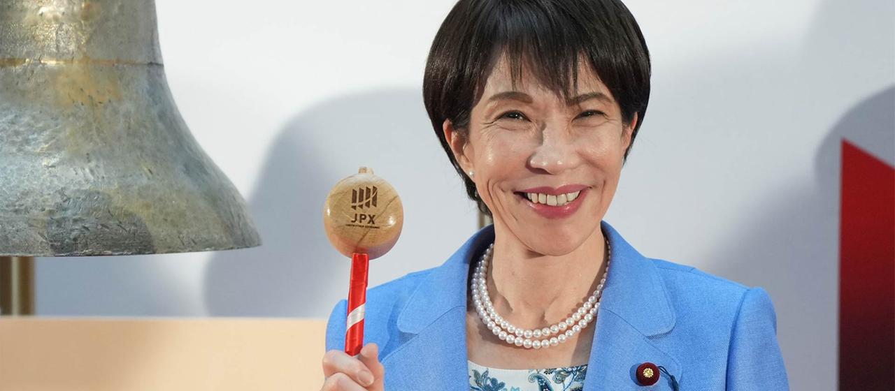 Japans Premierministerin Sanae Takaichi läutet die Schlussglocke, Börse Tokio.