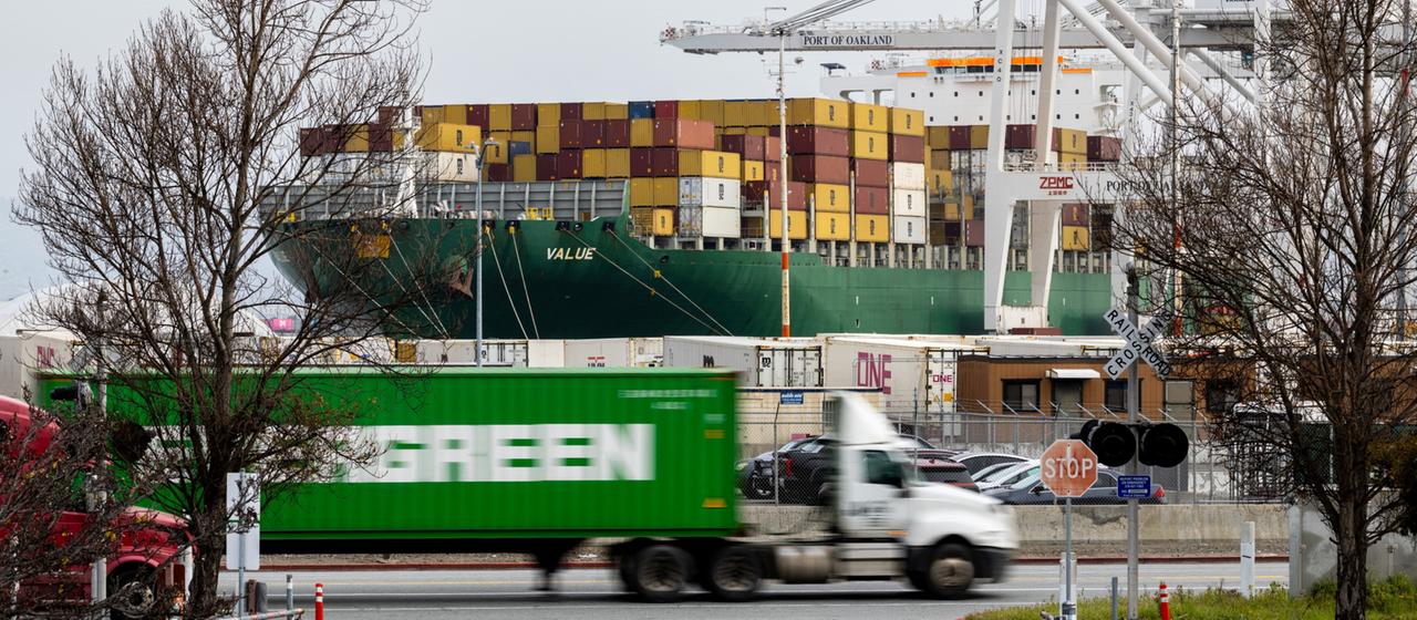 Ein Lastwagen fährt vor dem Hafen in Oakland in den USA vorbei.