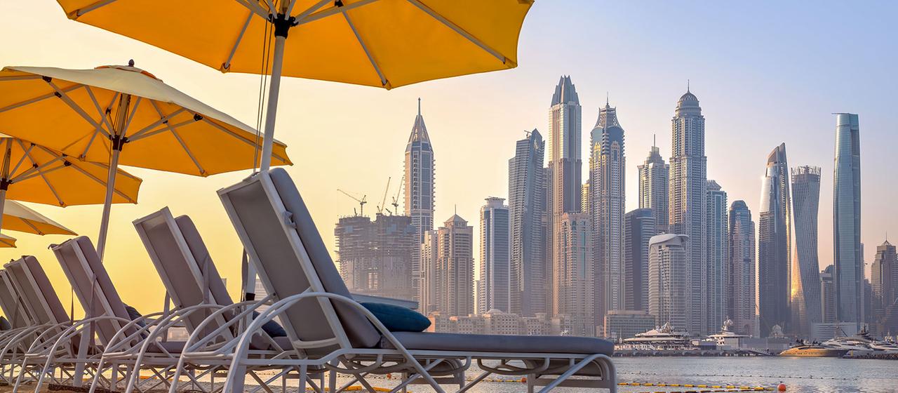 Leere Sonnenliegen am Jumeirah Strand in Dubai.