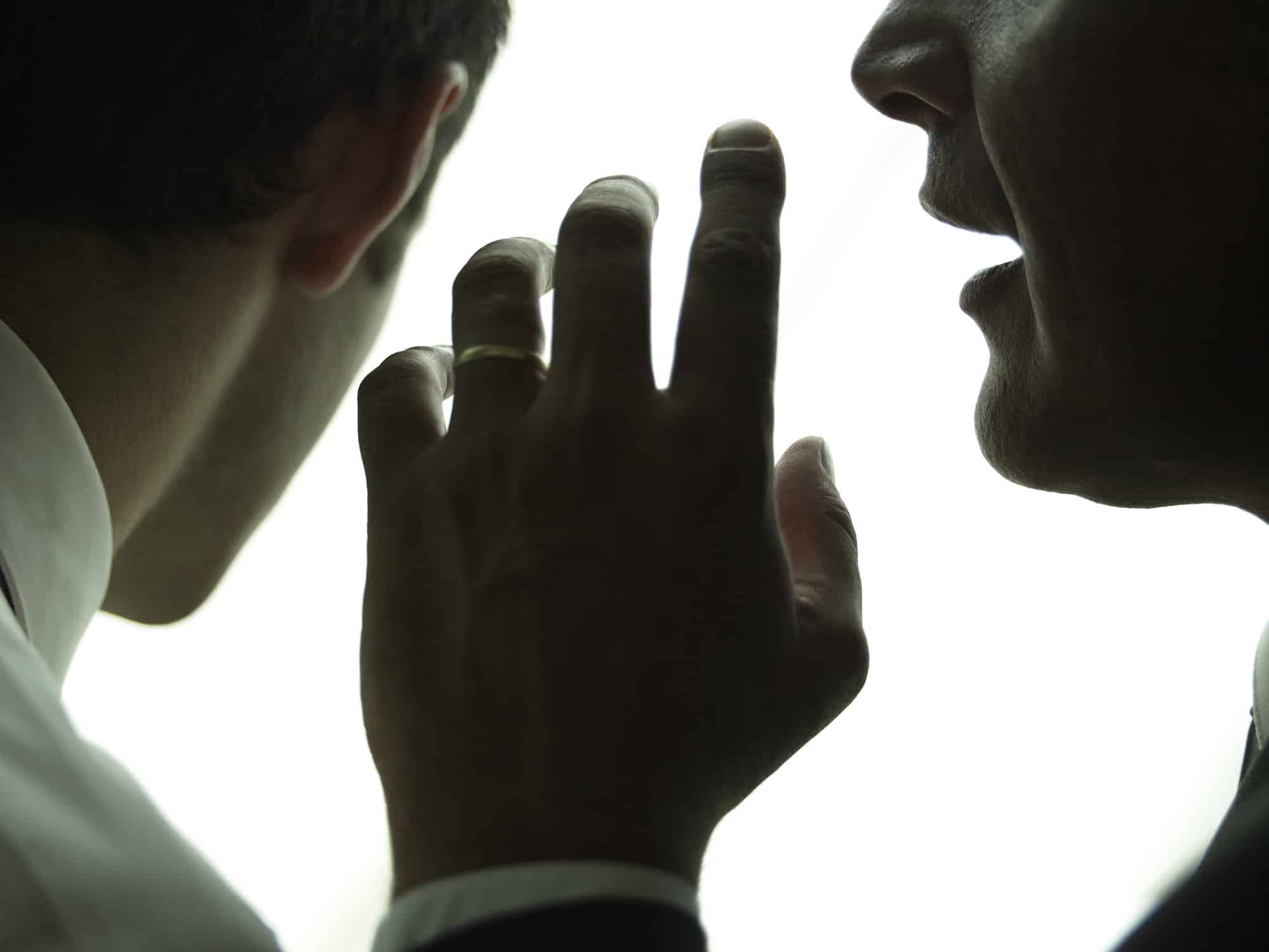 Pourquoi garder un secret nous ronge-t-il ? Le cercle vicieux psychologique expliqué par la science