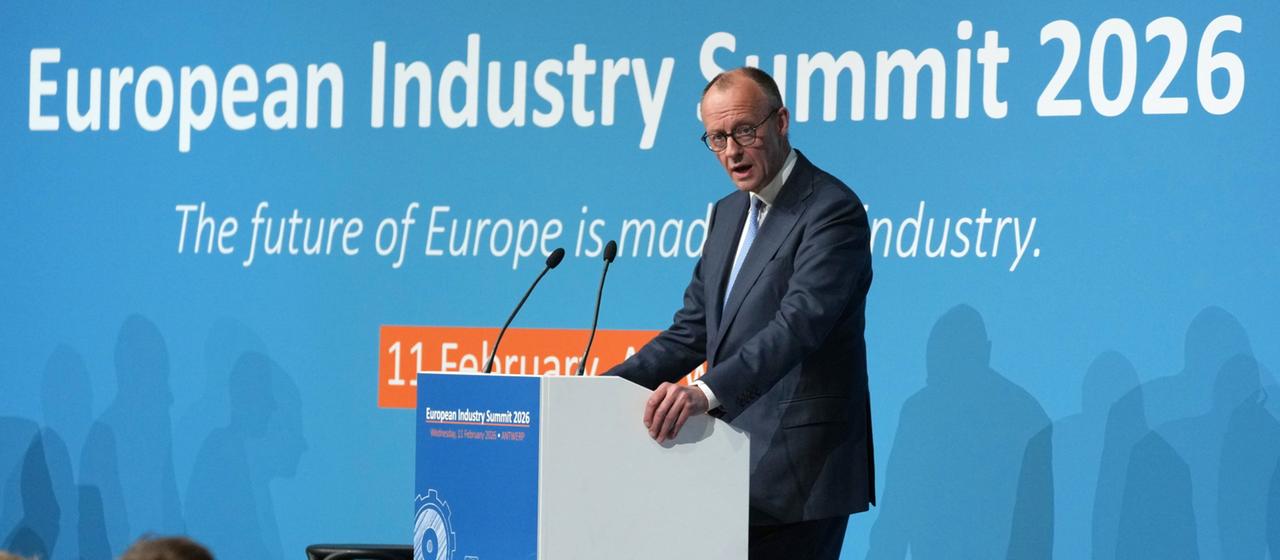 Friedrich Merz hält eine Rede bei einem Industriegipfel in Antwerpen.