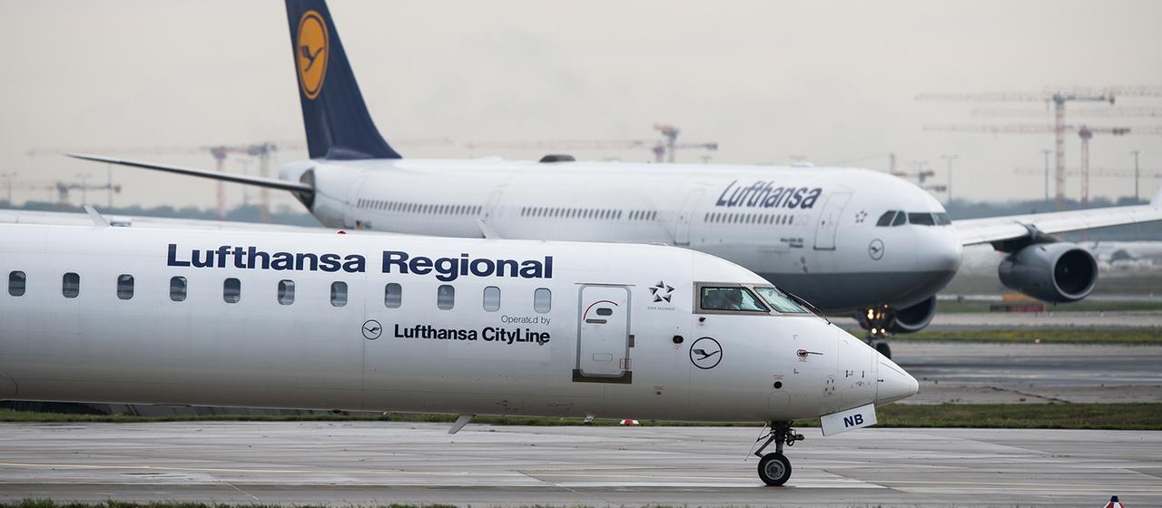 Ein Passagierflugzeug der Lufthansa CityLine rollt Richtung Startbahn auf dem Frankfurter Flughafen. (Archivbild: 20.10.2919)