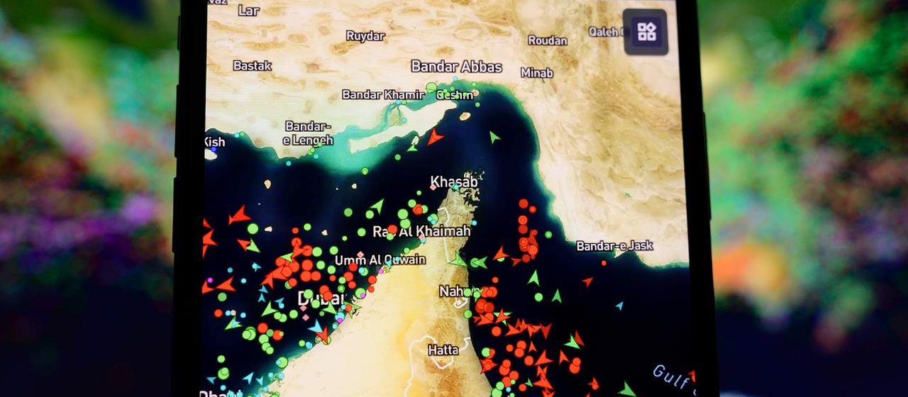 Eine App zeigt auf einem Smartphone Schiffsbewegungen in der Straße von Hormuz.