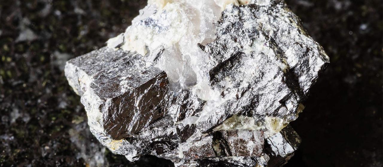 Probe eines rohen Wolframitminerals.