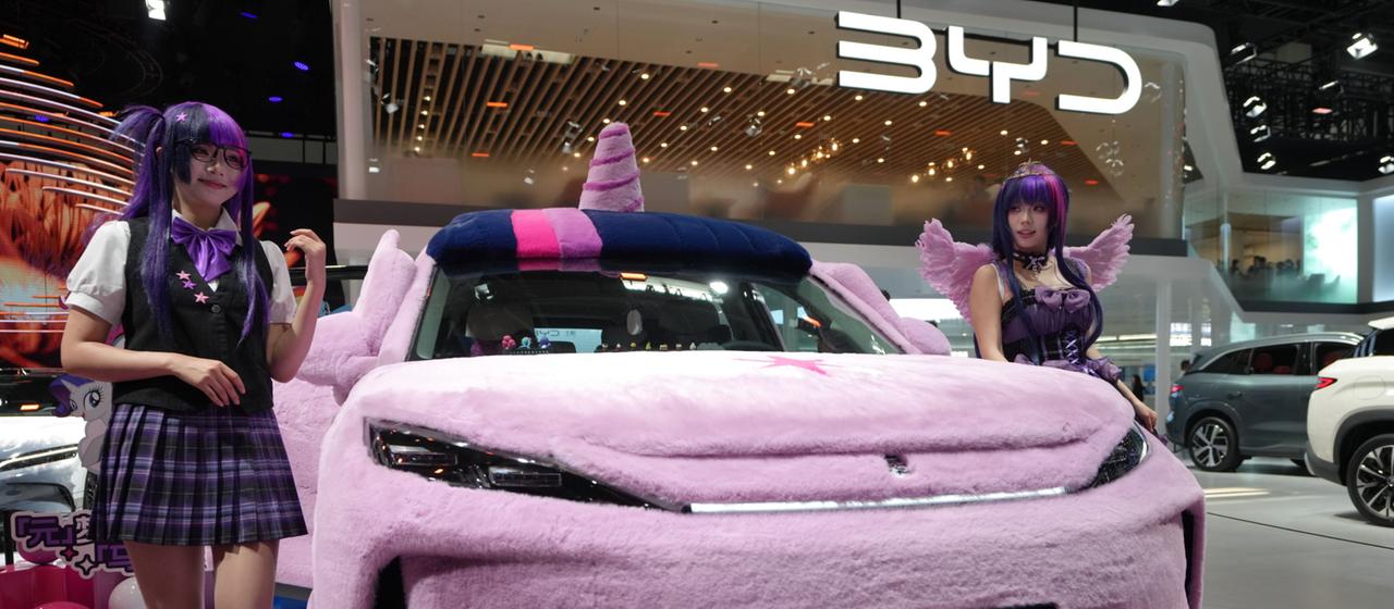 Blick auf ein Elektroauto in der "My Little Pony"-Edition des chinesischen Automobilherstellers BYD