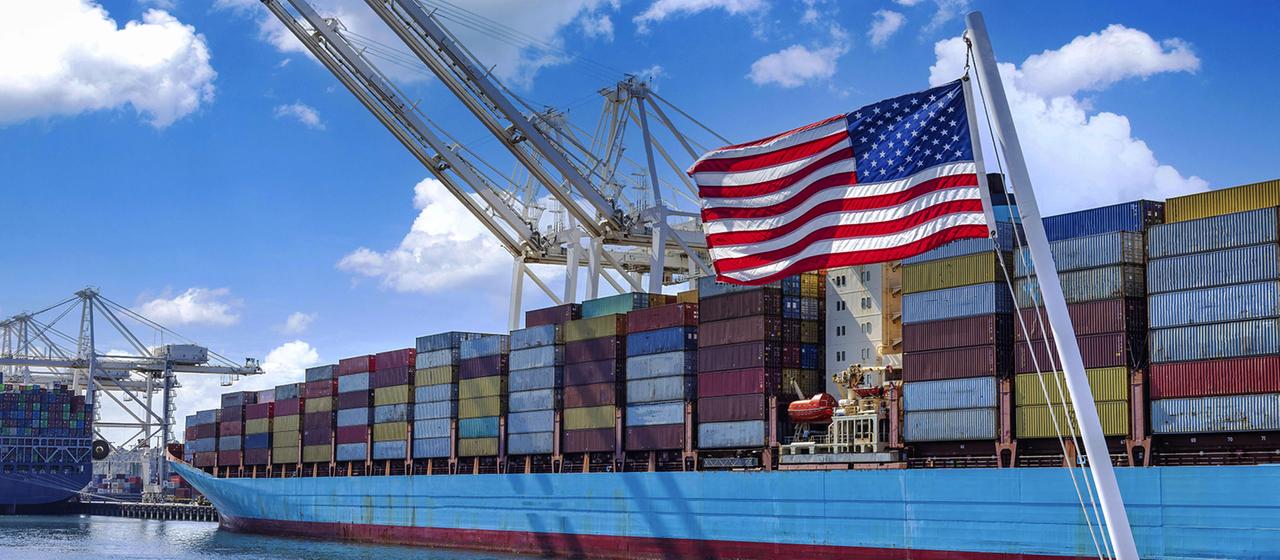 Internationale Containerfracht et navires dans les terminaux du port de Seattle, États-Unis.