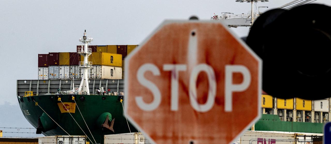 Ein Containerschiff im Hafen von Oakland im US-Bundesstaat Kalifornien (Archivbild)