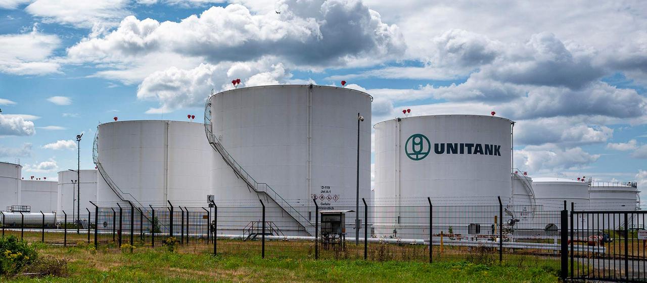 Tanklager im Ölhafen, Raunheim, Hessen.