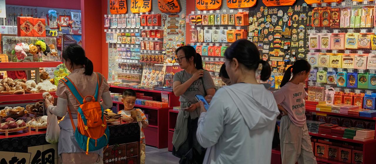 Menschen in einem Souvenir-Geschäft in Beijing, China.