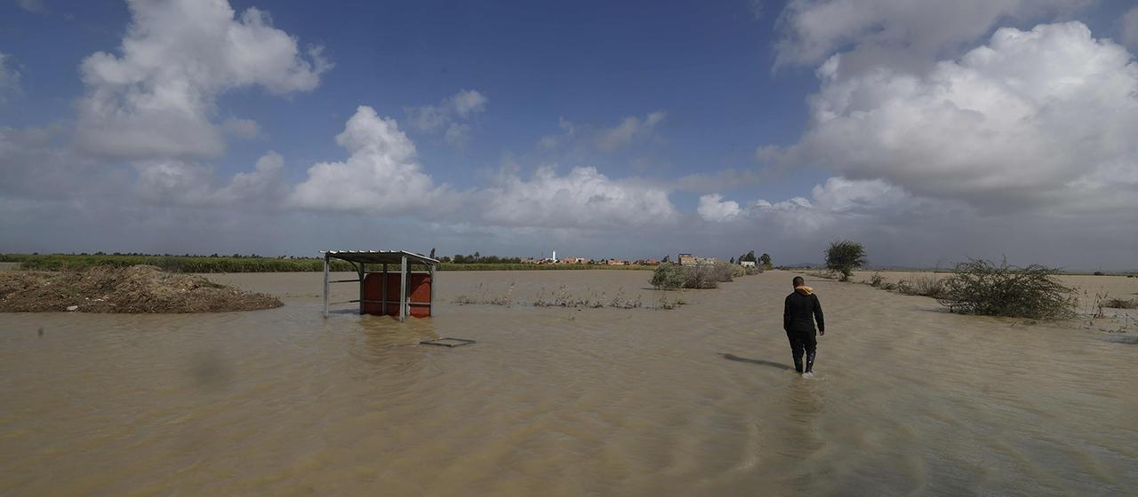 Ein Mann läuft auf einem von Hochwasser überfluteten Feld in der Region Sidi Slimane im Nordwesten Marokkos. (Archivbild: 13.2.2026)