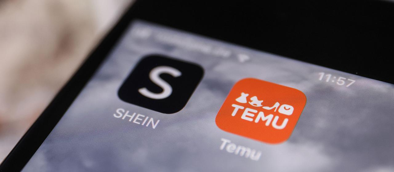 Die Apps der Internethändler Temu und Shein sind auf dem Display eines Smartphones zu sehen.