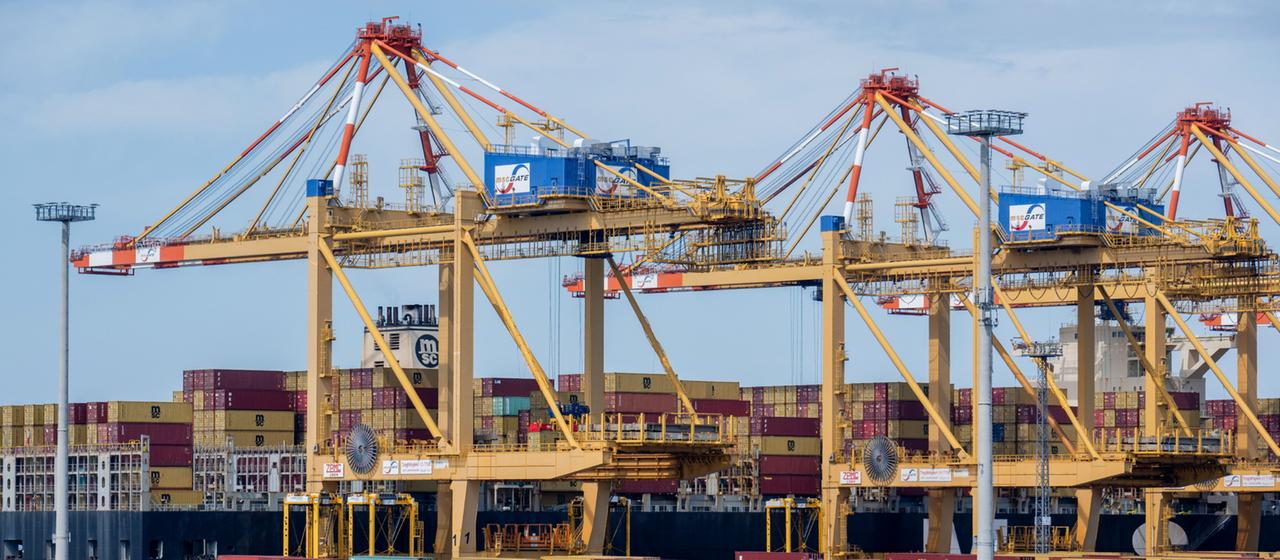 Containerbrücken stehen auf dem Gelände im Containerhafen in Bremerhaven.
