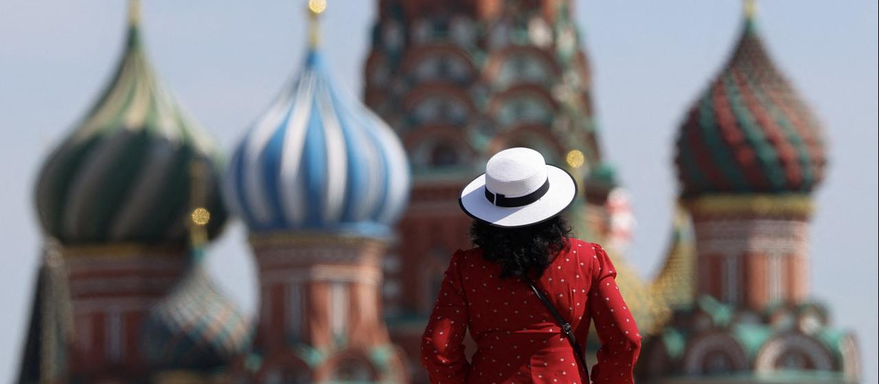 Eine Frau steht auf dem Roten Platz in Moskau