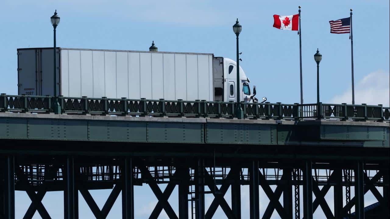 Nouvelle étape dans la guerre commerciale: les États-Unis doublent les droits de douane sur les voitures canadiennes et les pièces automobiles