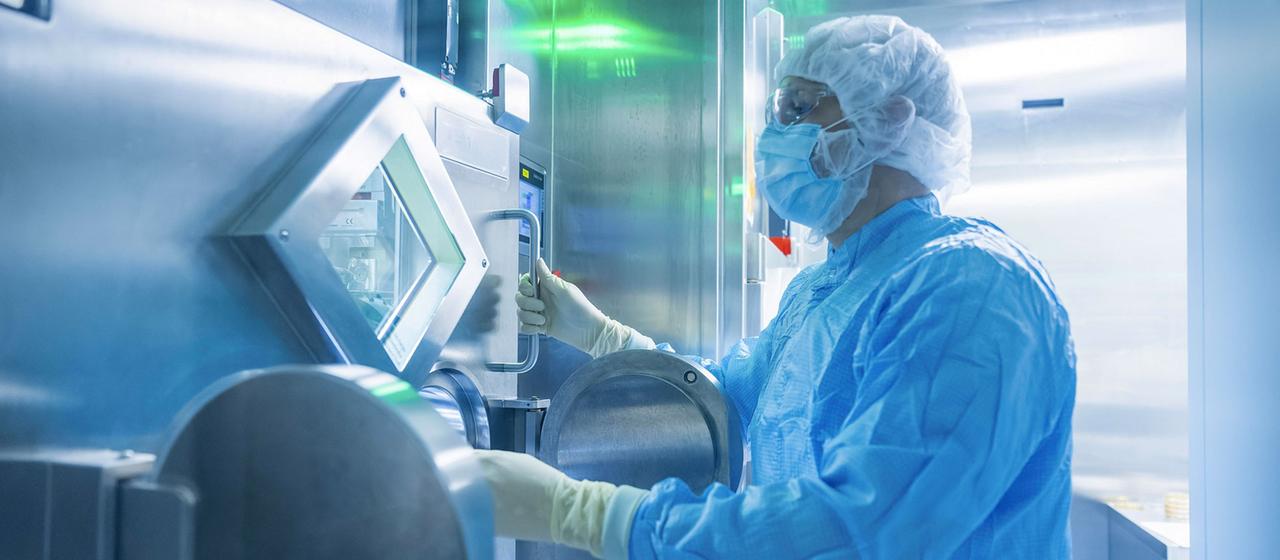 Ein Arbeiter in Schutzkleidung in einem Labor der in der Radiopharmazie.