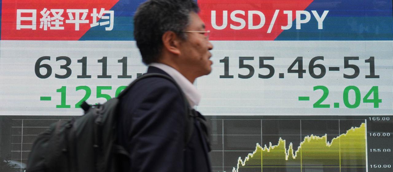 Anzeigetafel in Tokio mit Nikkei-Index und Wechselkurs zwischen Dollar und Yen