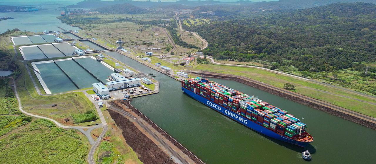 Ein Frachtschiff im Pedro-Miguel-Abschnitt des Panamakanals.