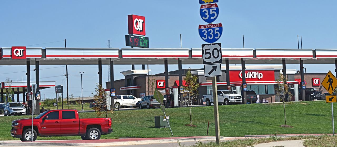 Blick auf eine „Quick Trip“-Tankstelle an der Auffahrt zur RT35 (USA).