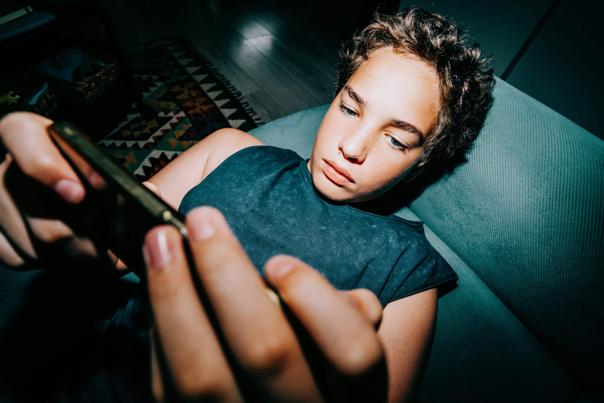 Jeunes et smartphones : risques pour la santé mentale, le sommeil et l'obésité — mesures immédiates requises